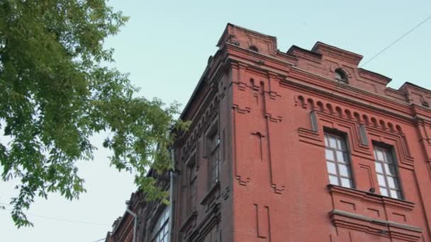 夏の青空に対して20世紀の大学ビルの角を確立する低い角度の眺め — ストック動画