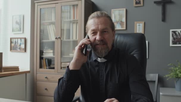 Mittleres Porträt Eines Modernen Reifen Katholischen Priesters Der Einem Holztisch — Stockvideo