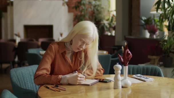 Střední Portrét Mladé Ženy Albinismem Sedící Stolu Restauraci Kresba Obrazu — Stock video