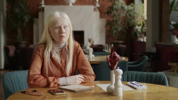Selektivní Zaostření Střední Portrét Mladé Návrhářky Albinismem Sedí Stolu Restauraci — Stock video