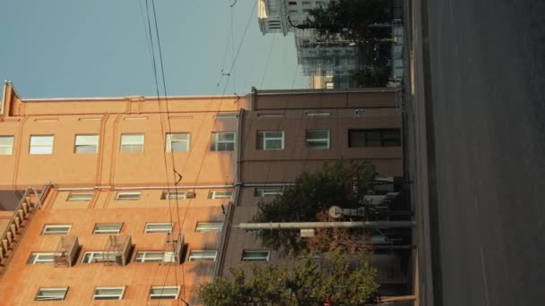 Modern Şehrin Güneşli Sabahında Eski Klasik Tarz Konut Binasının Çekimini — Stok video