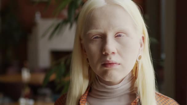Selektywny Portret Młodej Albinoski Długimi Siwymi Włosami Stojącej Kawiarni Patrzącej — Wideo stockowe