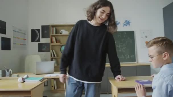 Tough Teenager Mit Langen Haaren Betreten Klassenzimmer Und Werfen Seine — Stockvideo