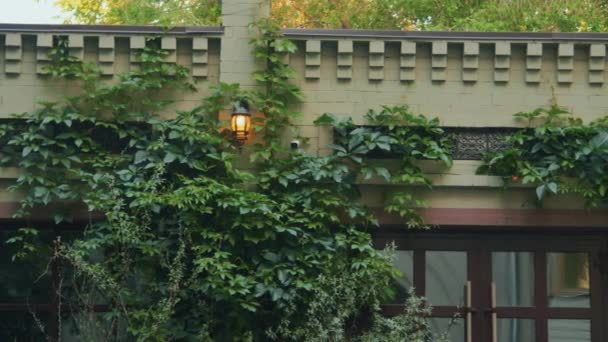 夏季新古典风格餐厅砖楼上半部分及其屋檐的拍摄 — 图库视频影像