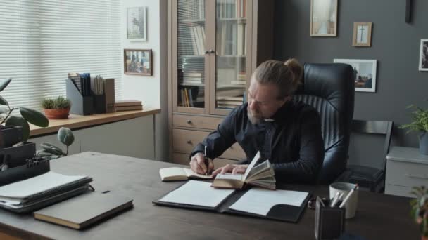 Moderne Volwassen Katholieke Priester Zit Bureau Zijn Kantoor Lezen Bijbel — Stockvideo