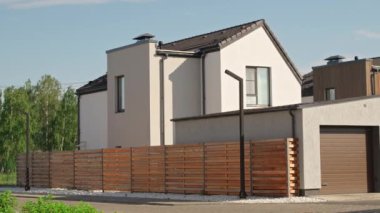 Günümüz bej kulübelerinin ve garajlarının kahverengi çatılarının ve güneşli yaz günlerinde kapılarının çekimini yapacak kimse yok.