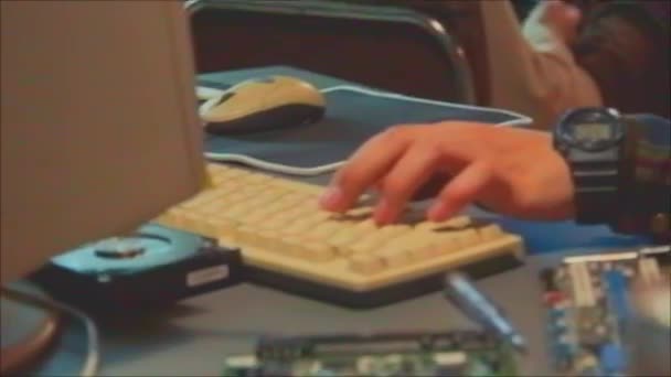 デスクトップコンピュータで作業し ビデオゲームをプレイしながら何かを議論するVhsショットのハンドヘルドズーム — ストック動画