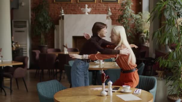 Gen Albino Mädchen Sitzt Tisch Restaurant Sieht Ihre Beste Freundin — Stockvideo