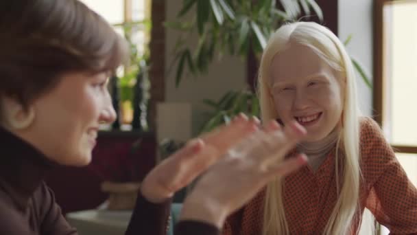 Tiro Foco Seletivo Jovem Albino Mulher Sentada Mesa Restaurante Desfrutando — Vídeo de Stock