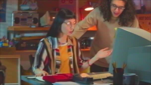 ハンドヘルドズームインとVhsショット 民族的に多様な若い男性と女性が働いてリラックスした古いガレージオフィス 90年代の美学 — ストック動画