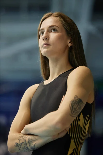 Retrato Jovem Participante Serena Concurso Pólo Aquático Maiô Mantendo Braços — Fotografia de Stock