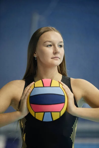 Joven Jugadora Serena Waterpolo Instructora Sosteniendo Una Pelota Multicolor Junto — Foto de Stock