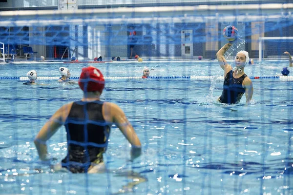Mayolu Genç Sporcu Kadın Yüzme Havuzunda Dururken Rakip Takımın Kapısına — Stok fotoğraf