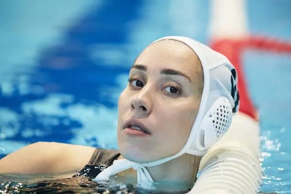 Rostro Joven Nadadora Serena Gorra Pie Aguas Profundas Piscina Mirando —  Fotos de Stock