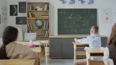 Cahil gencin inek sınıf arkadaşına doğru yürüdüğü, kitapları ve defterleri attığı ve kızlar gülerken ona kırıcı şeyler söylediği seçmeli bir odak noktası.
