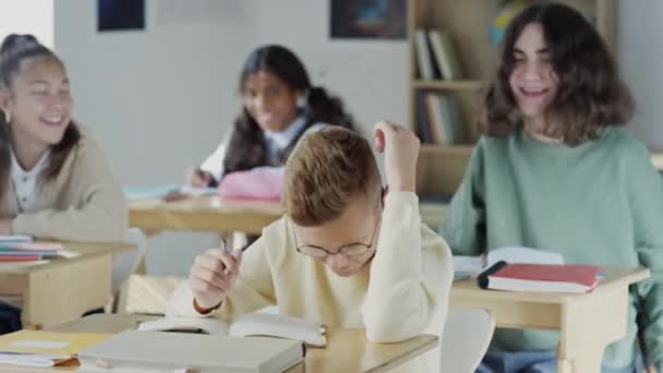 Selektiv Fokusbild Vit Pojke Klädd Glasögon Sittandes Vid Skrivbordet Klassrummet — Stockvideo