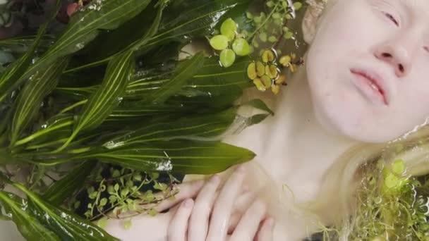 Góry Widok Portret Melancholijnej Albinoski Leżącej Wannie Wypełnionej Wodą Zielonymi — Wideo stockowe