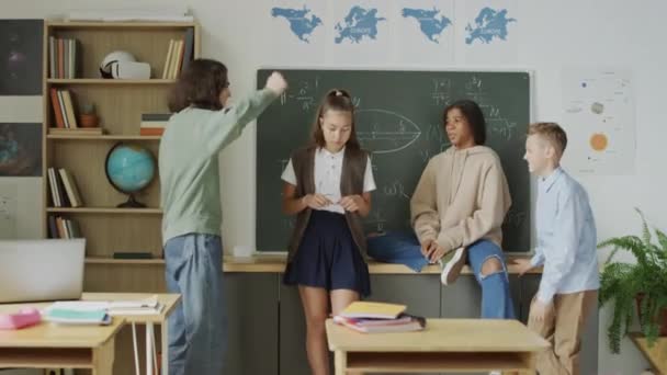 그룹의 십대의 교실에서 굴욕적인 Nerd 그녀를 끔찍한 — 비디오