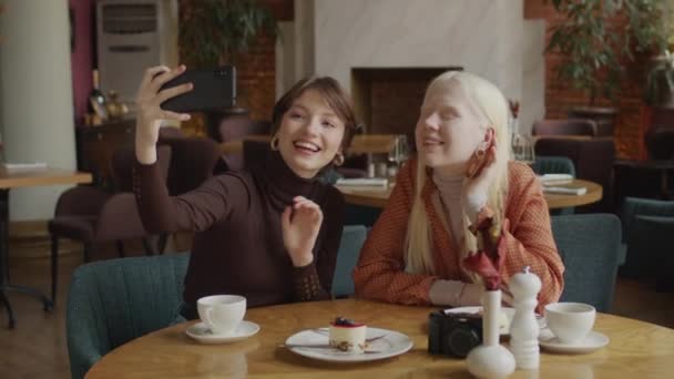 Két Vidám Gen Barátok Időt Töltenek Együtt Modern Étteremben Hogy — Stock videók