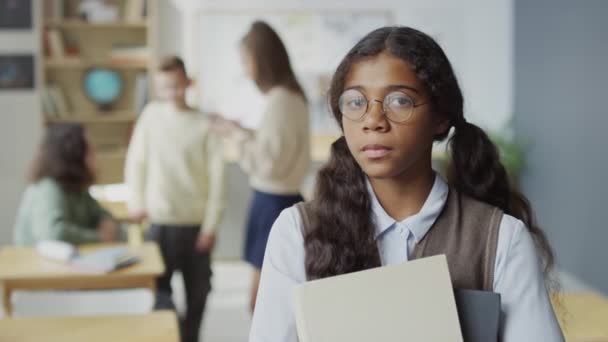 Selektive Fokussierung Medium Nahaufnahme Slowmo Porträt Eines Teenagers Schwarzes Mädchen — Stockvideo
