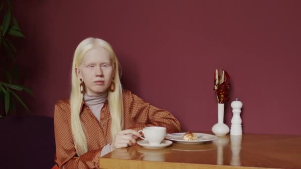 Portrait Modern Young Woman Albinism Wearing Stylish Outfit Sitting Table — Stock Video
