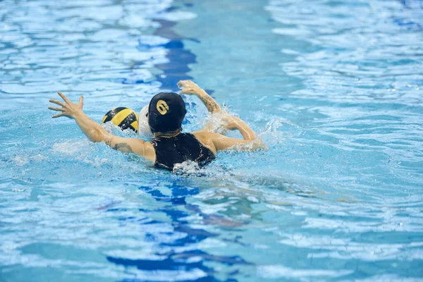 Vista Posterior Joven Nadadora Persiguiendo Otro Jugador Waterpolo Con Pelota —  Fotos de Stock