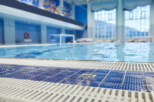 Spor Merkezinde Saf Şeffaf Bulunan Geniş Derin Yüzme Havuzuna Karşı — Stok fotoğraf