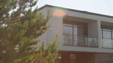 Güneşli yaz günlerinde, balkonlu, modern iki katlı evin bir kısmını çekiyoruz.
