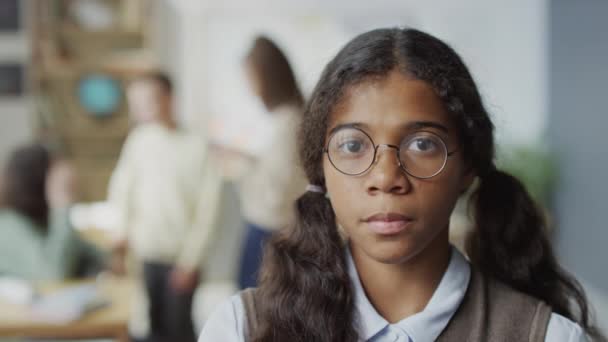 Selektive Fokussierung Nahaufnahme Slowmo Porträt Eines Teenagers Schwarzes Mädchen Mit — Stockvideo