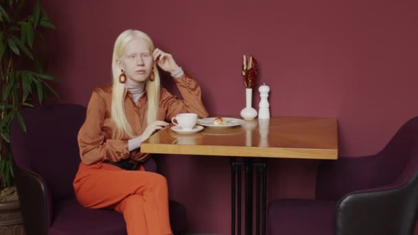 Portrait Young Albino Woman Wearing Stylish Brown Orange Outfit Sitting — Stock Video