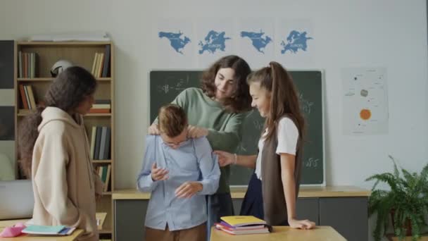 Grupp Bestående Tre Tonårsmobbare Som Omger Nördpojken Som Nyper Petar — Stockvideo