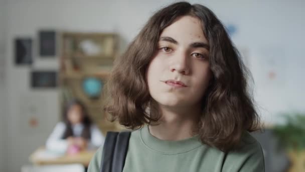 Selektywna Ostrość Zbliżenie Slow Portret Zuchwały Nastolatek Chłopiec Długimi Falowanymi — Wideo stockowe