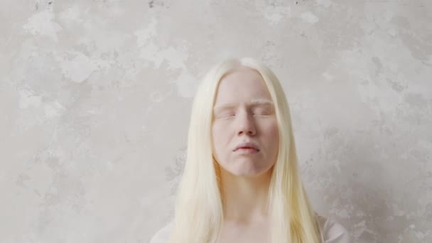Średni Portret Studyjny Młodej Kobiety Albinizmem Noszącej Oczy Zamknięte Białej — Wideo stockowe