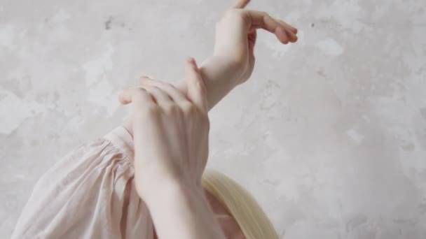 Yakın Çekim Beyaz Bluz Giyen Genç Albino Kadının Alışılmadık Danslar — Stok video