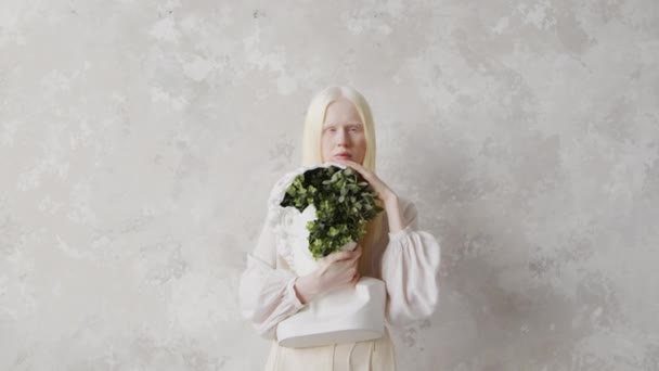 Концептуальный Студийный Портрет Молодой Женщины Альбиноса Белом Платье Необычным Гипсовым — стоковое видео