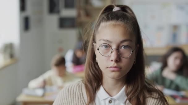 카메라를 교실에 안경을 여학생의 선택적인 클로즈업 초상화 — 비디오