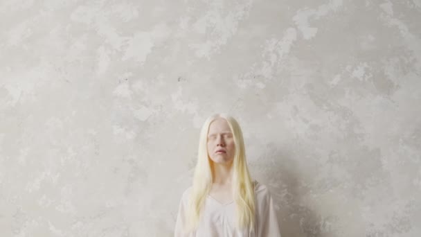 Konzeptionelles Studioporträt Einer Jungen Frau Mit Albinismus Weißen Kleidern Die — Stockvideo