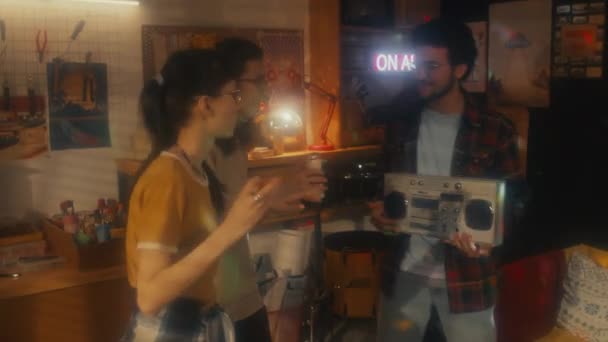 Grupa Trzech Najlepszych Przyjaciół Jedzących Pizzę Pijących Sodę Tańczących Imprezie — Wideo stockowe