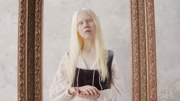 Zoom Estúdio Retrato Jovem Albino Mulher Vestindo Vestido Branco Vintage — Vídeo de Stock