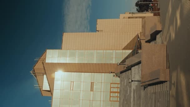 Вертикальне Встановлення Знімка Надзвичайного Музею Великими Панорамними Вікнами Сонячний Літній — стокове відео