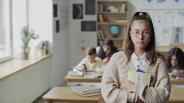 Gözlüklü Yalnız Genç Kızın Seçici Odak Tablosu Elinde Kitaplarla Sınıfta — Stok video