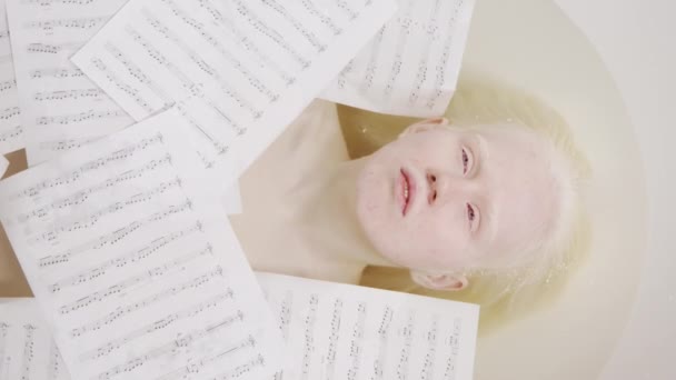 Портрет Молодої Жінки Музикантки Альбінізмом Лежить Ванні Листами Музичних Паперів — стокове відео