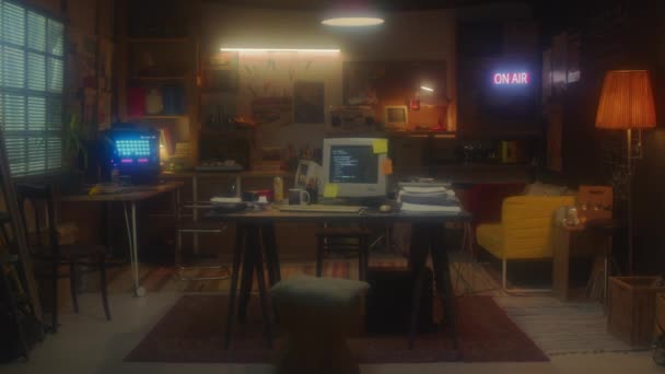 多莉在90年代的车库里办公室被枪杀 电脑在桌子上 海报在墙上 — 图库视频影像