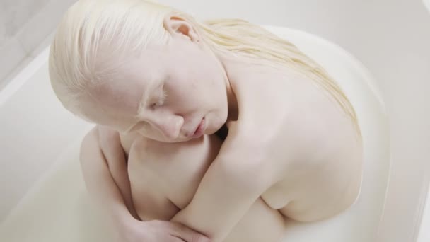 그녀의 무릎을 목욕에 알비노 여자의 개념적인 초상화 — 비디오