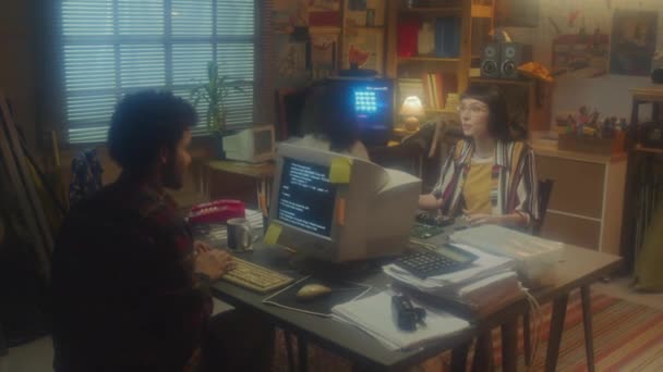 90年代的美学研究表明 快乐的年轻女性成功地和男同事一起完成了电脑细节方面的工作 — 图库视频影像