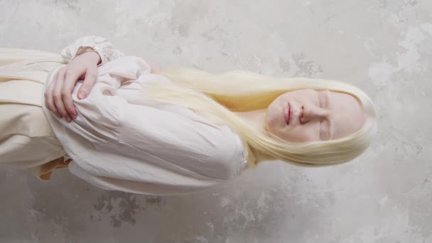 Pionowy Średni Portret Studyjny Pięknej Młodej Kobiety Albinizmem Stojącej Krzyżowanymi — Wideo stockowe