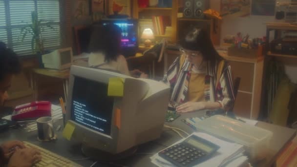 Mladá Žena Sobě Ležérní Oblečení Brýlemi Sedí Stůl Opravy Počítačového — Stock video