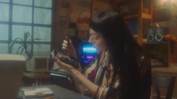 Ların Garaj Ofisinde Çalışan Gözlüklü Esmer Kız Masa Başında Bilgisayar — Stok video