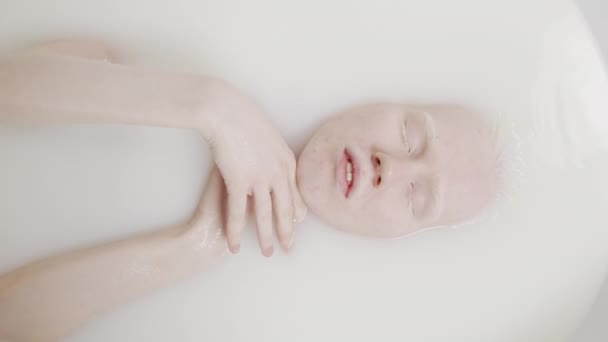 Cima Vista Tiro Jovem Mulher Moderna Com Albinismo Relaxante Banho — Vídeo de Stock