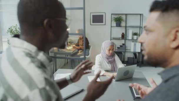 Selektiv Fokusbild Muslimsk Kvinna Med Fokus Arbete Medan Hennes Manliga — Stockvideo